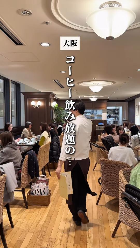 シャンデリアの下に並ぶテーブル席