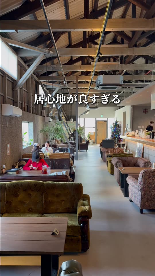 天井の高い倉庫カフェの店内