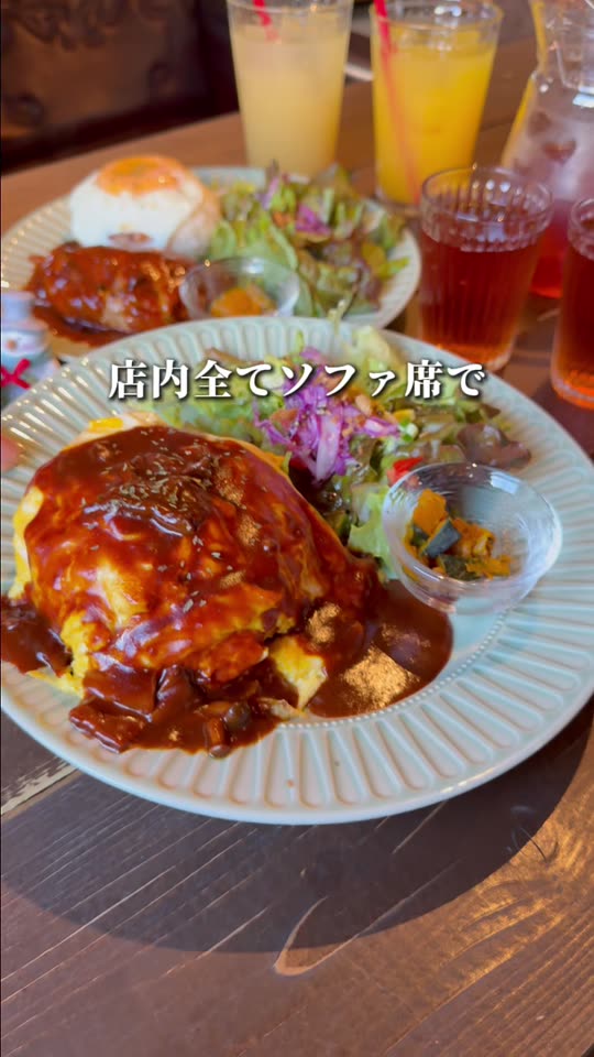 ソースのかかったオムライスとハンバーグ