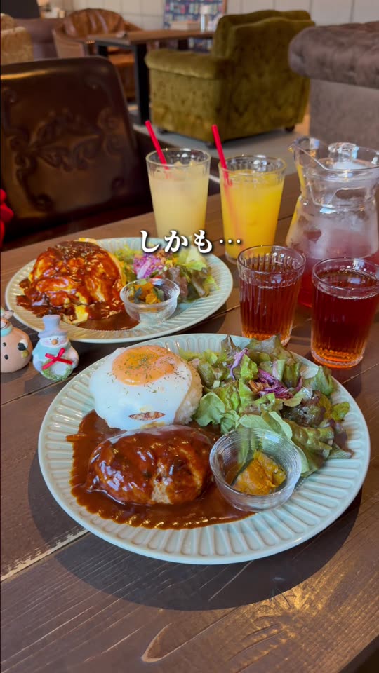 ランチとドリンクが並ぶテーブル