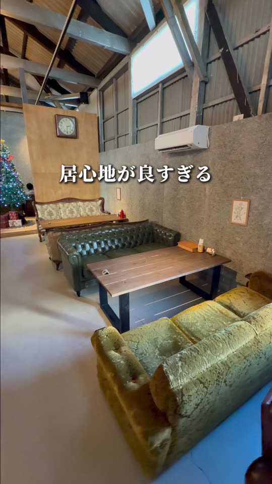 ソファが並ぶ倉庫の店内