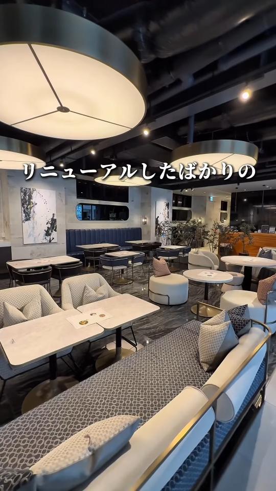 丸い照明と青いソファの店内