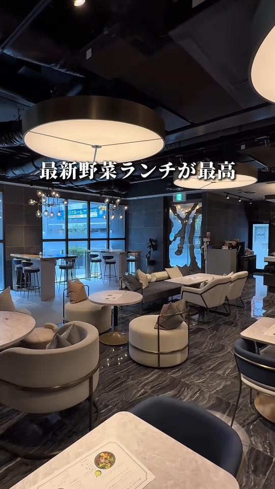 大きな照明とソファ席の店内