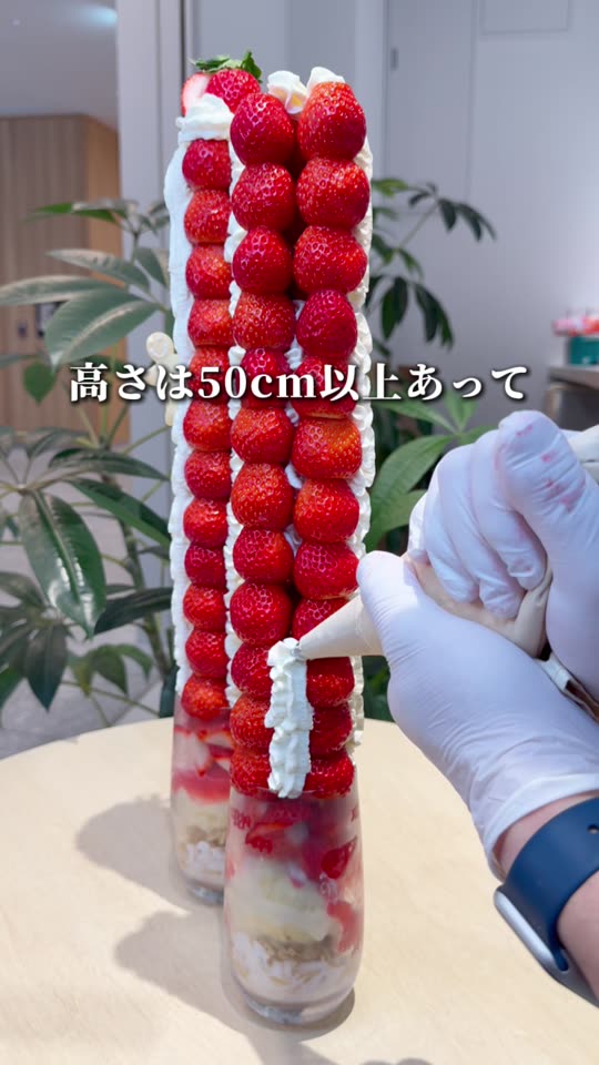 生クリームを絞って仕上げる巨大パフェ