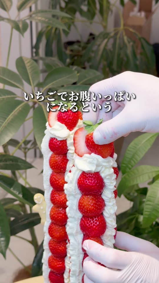 いちごと生クリームのパフェをアップで