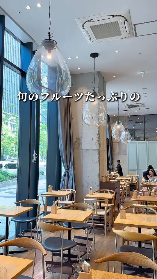 天井が高く広々とした店内