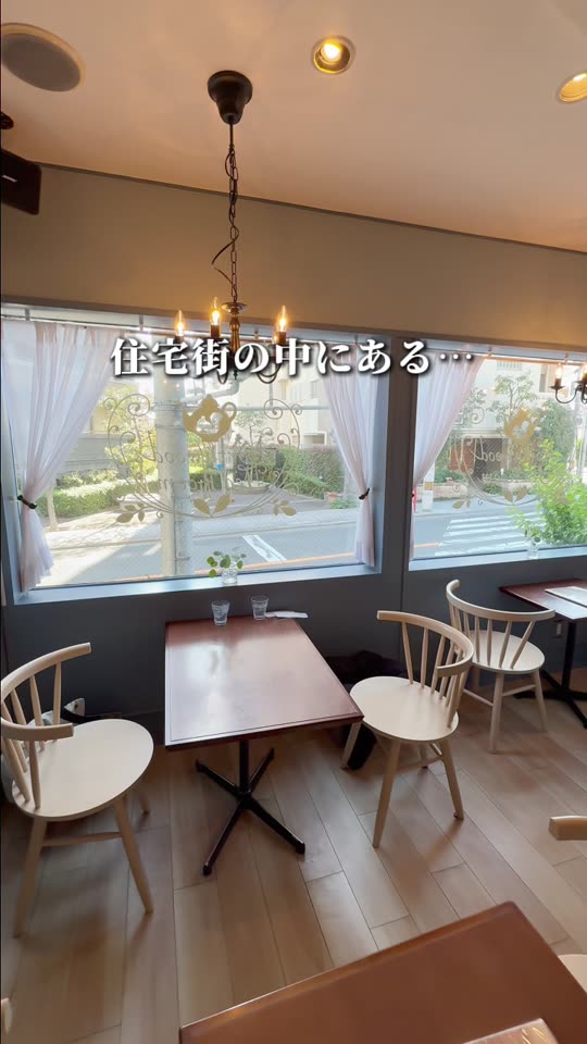 大きな窓とシャンデリアのある店内