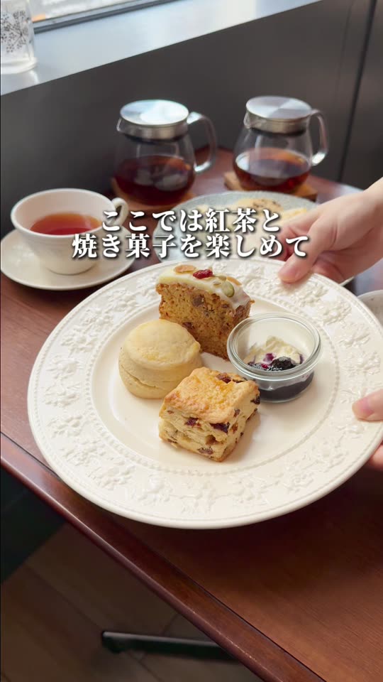 焼き菓子とスコーンが並ぶ皿