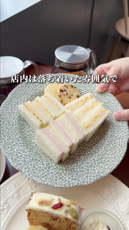 サンドイッチを手に取る様子