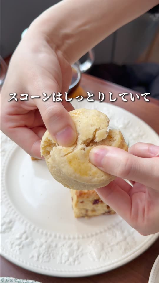スコーンを割る様子
