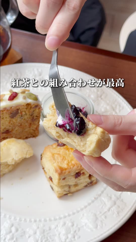 スコーンにジャムを塗る様子
