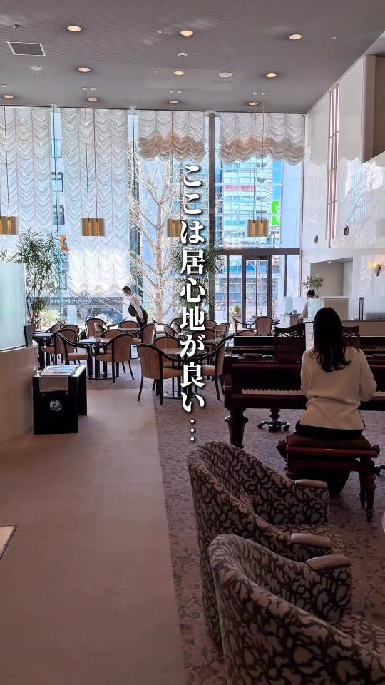 ピアノのある店内