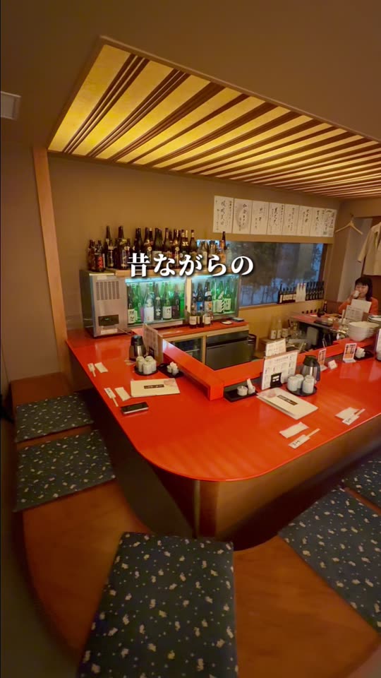 赤いカウンターのある店内