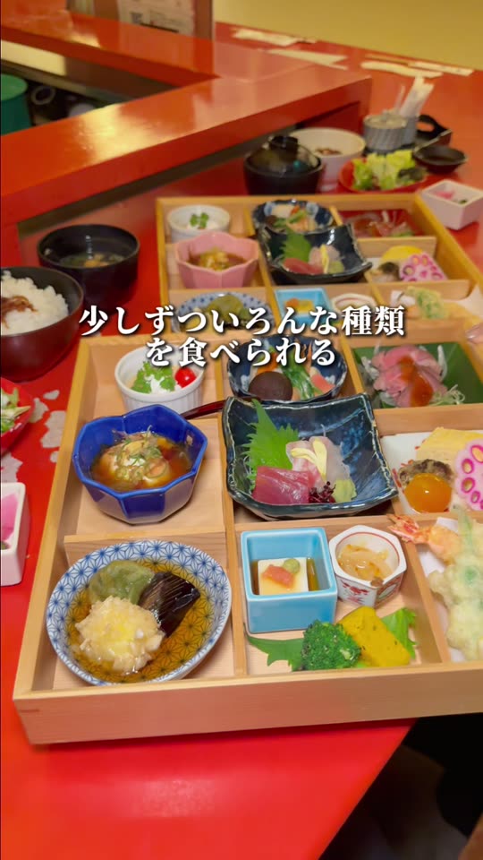 小鉢がたくさん並んだランチの全体