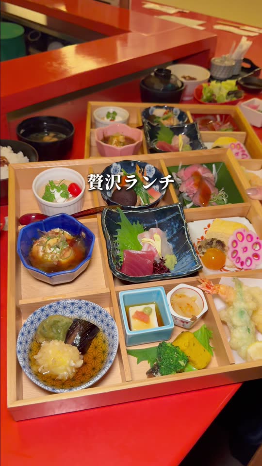 箱に並んだ和食の料理