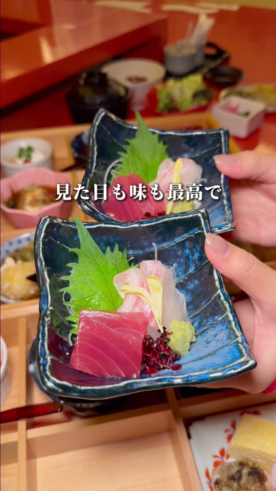 お造りを手に取る様子