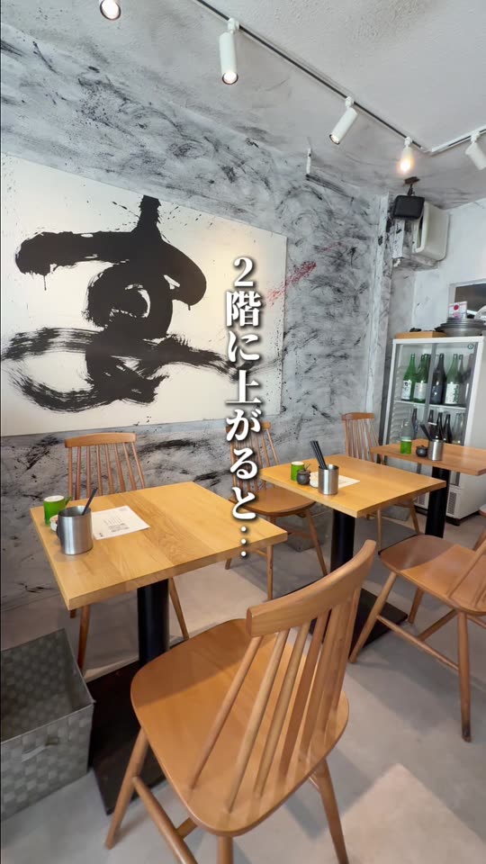 木の家具が並ぶ2階の店内