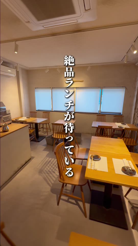 明るい2階の店内