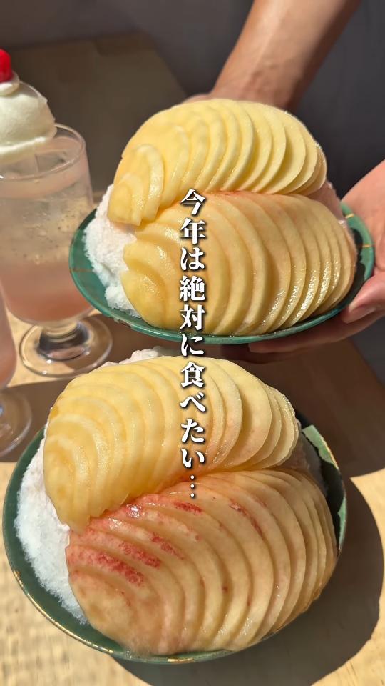 花びらのように並んだ桃