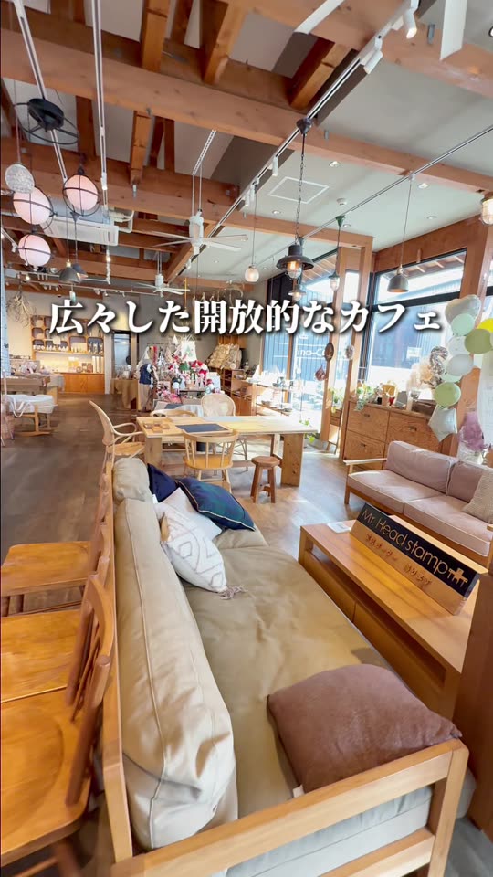 木のデッキと店内