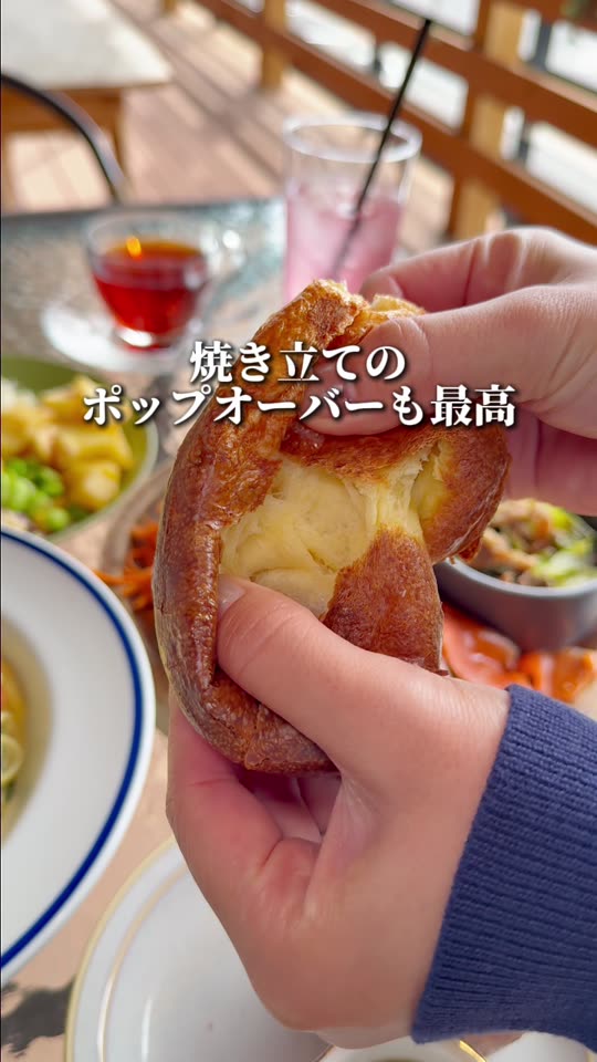 ポップオーバーを割る様子