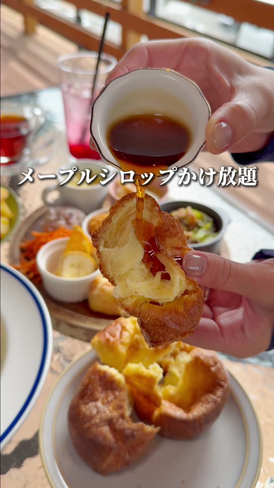 ポップオーバーにシロップをかける様子
