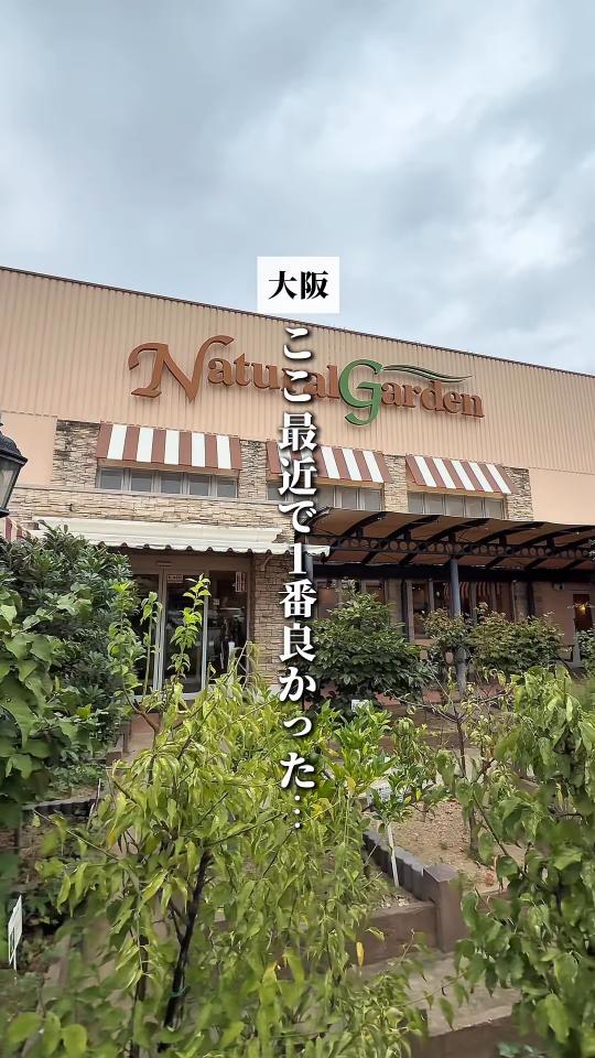 縞の日よけがある建物の外観