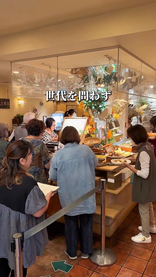 ガラスケース越しのビュッフェ台