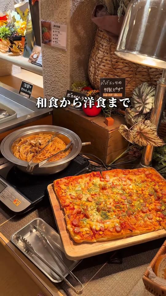 料理が並ぶビュッフェ台