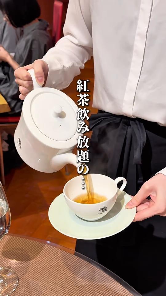 ポットから紅茶を注ぐ