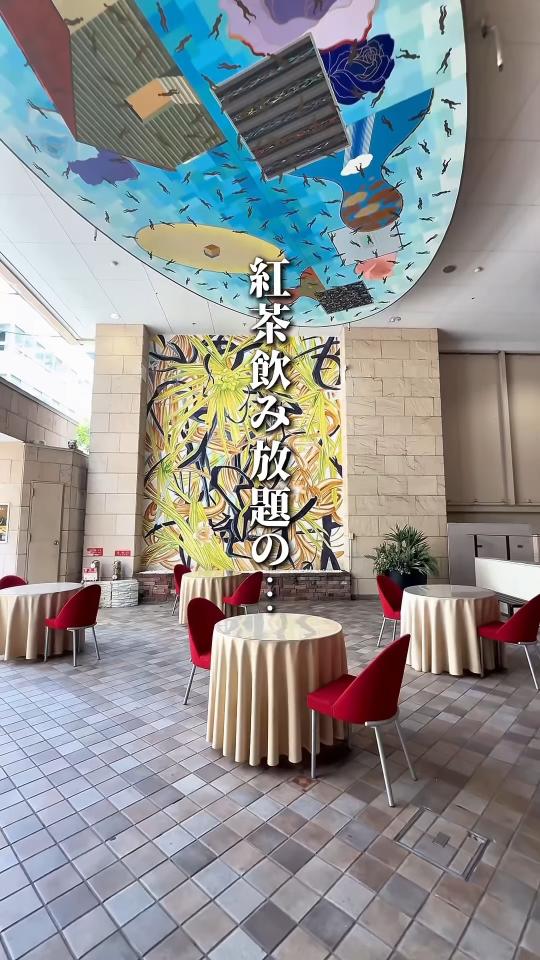 天井の絵と白いピアノ