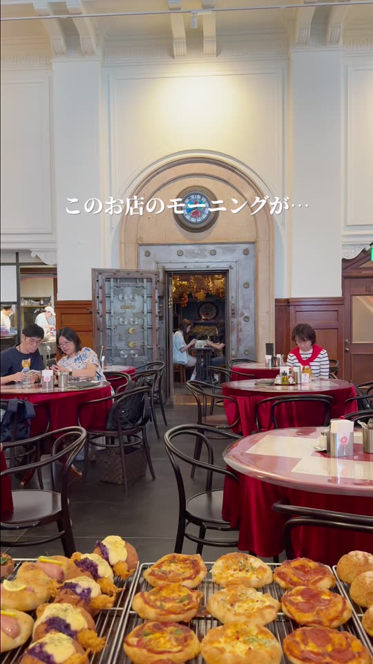 アーチ窓のある店内