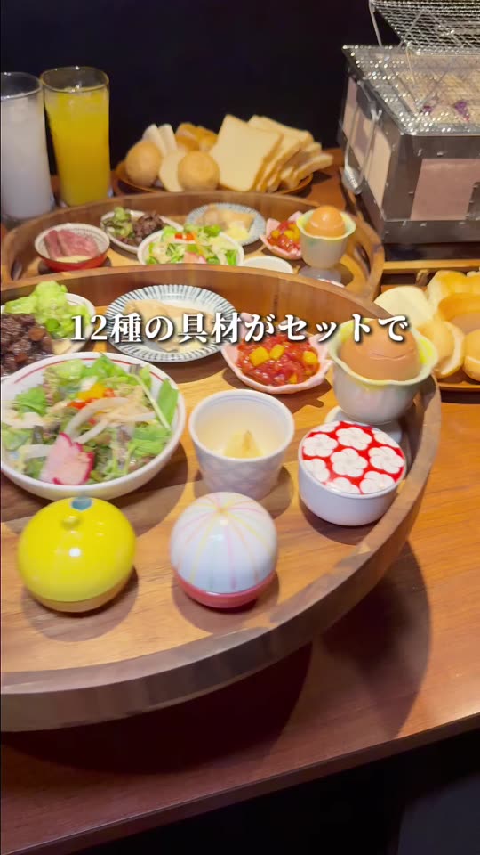 カゴに山盛りになった食パンと丸パン
