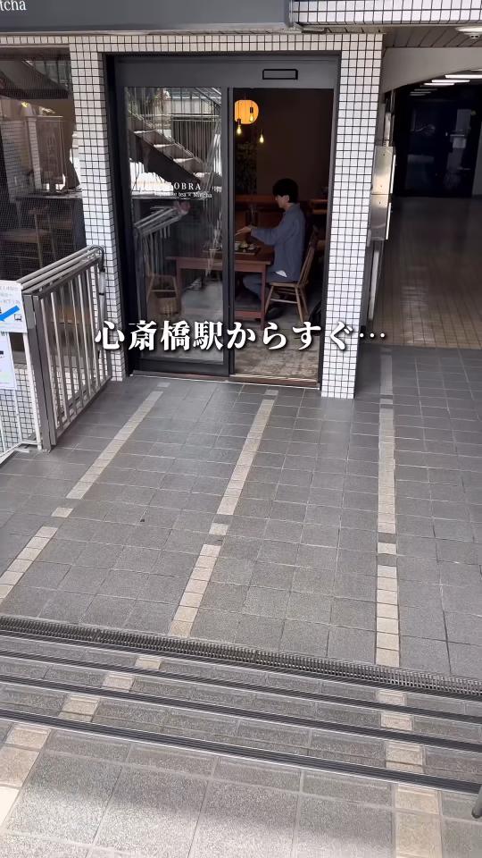 白いタイルの入口
