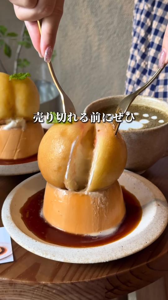 桃にナイフを入れる