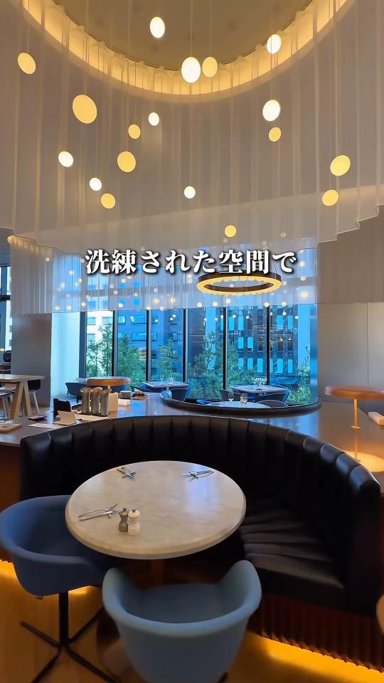 丸い照明と大きな窓の店内