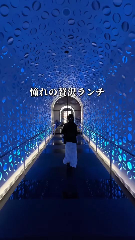青く光るトンネルのようなエントランス