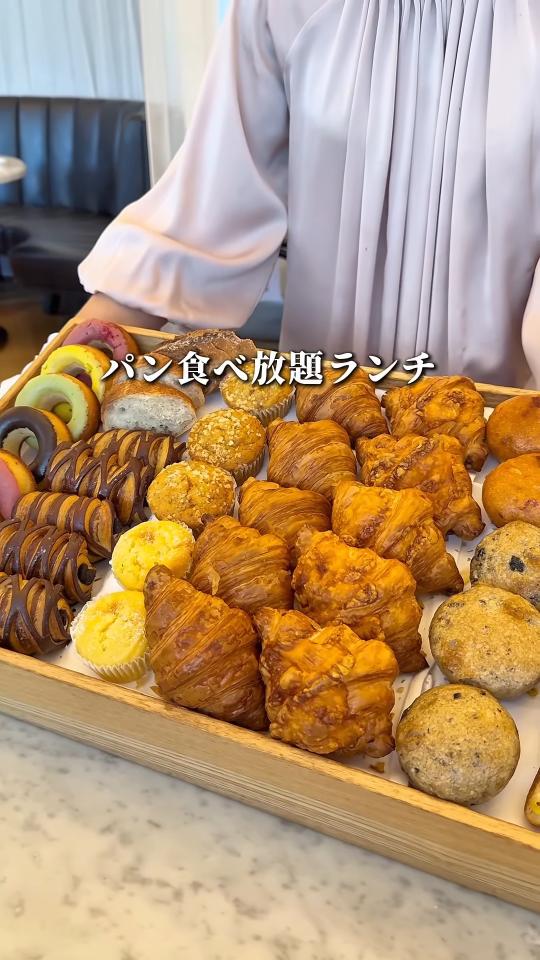 木箱に並ぶパン