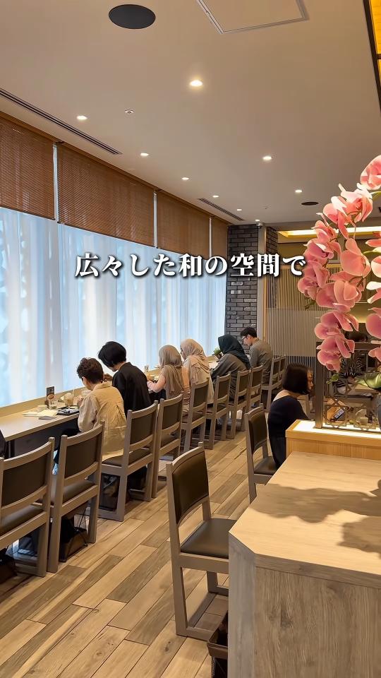 木と白で統一された広い店内