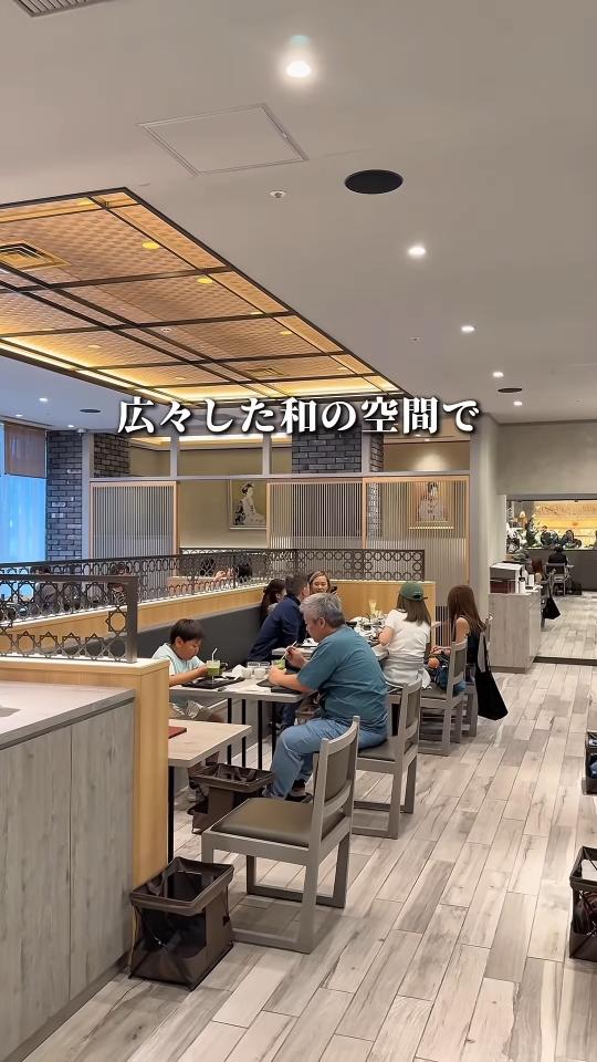 木のテーブルが並ぶ店内
