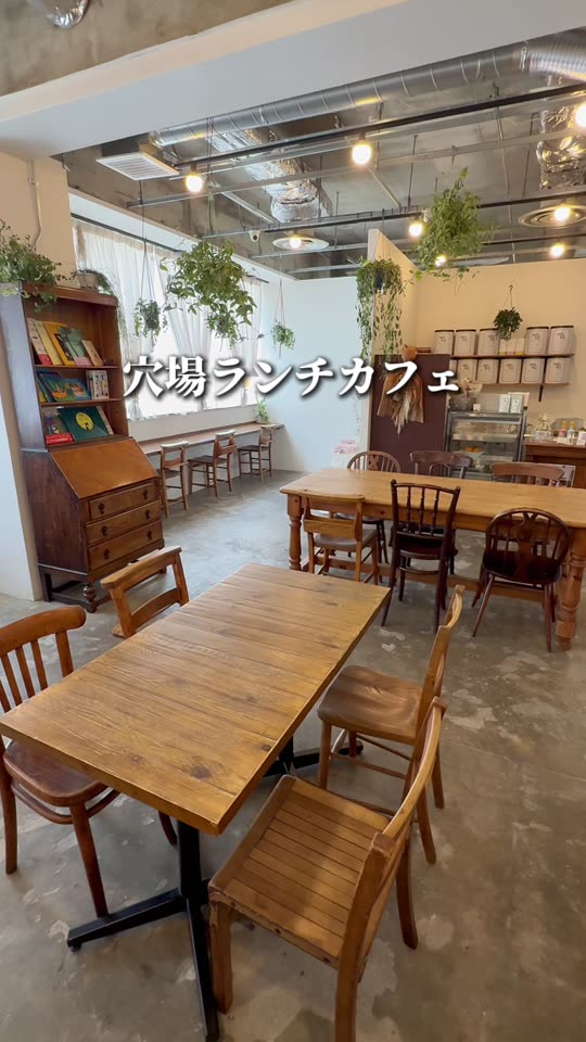 木のテーブル席が並ぶ店内