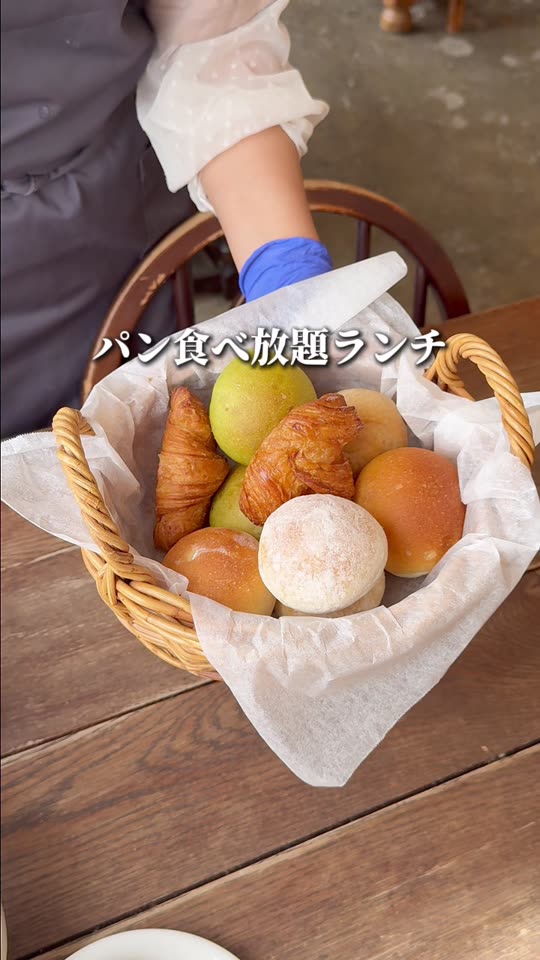 カゴに盛られたパン