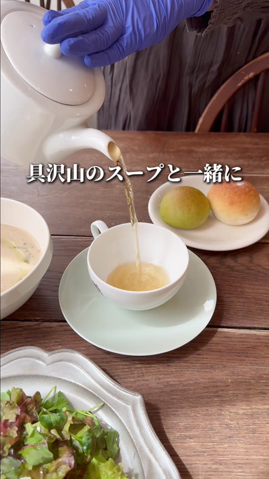 スープをカップに注ぐ様子