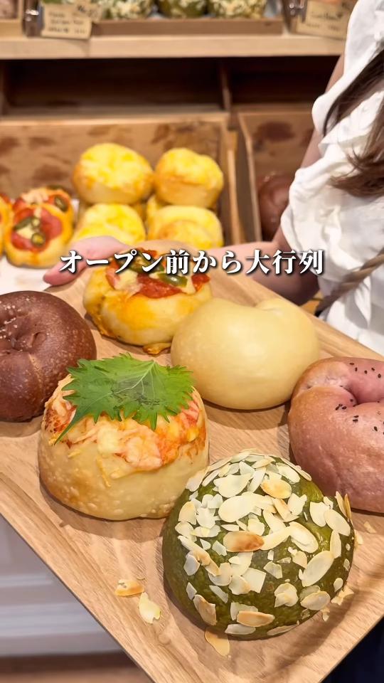 トレーにベーグルをのせる