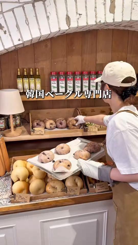 ベーグルを並べる店内