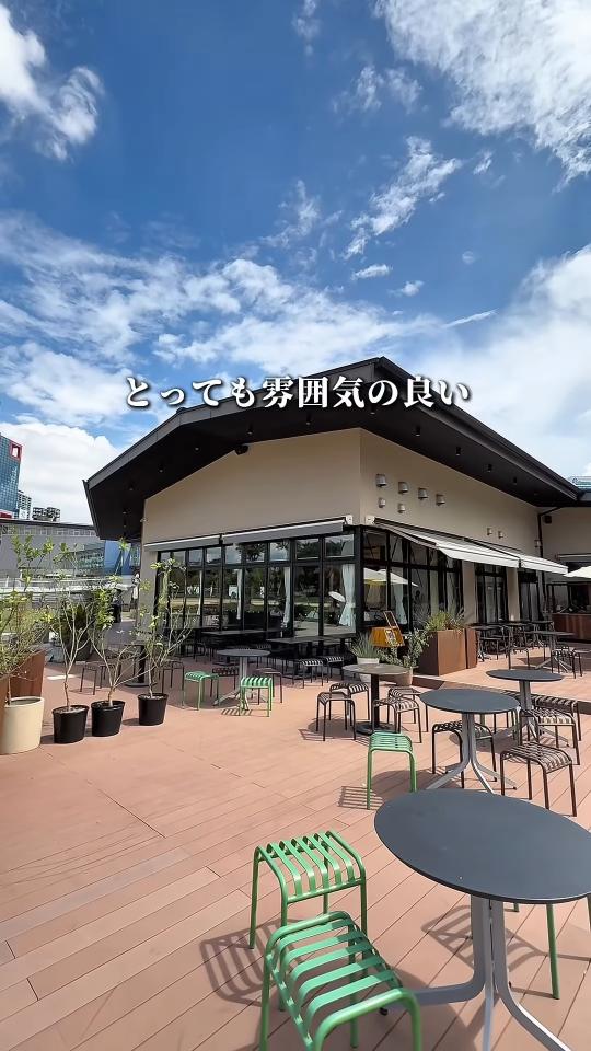 公園に面したテラス席