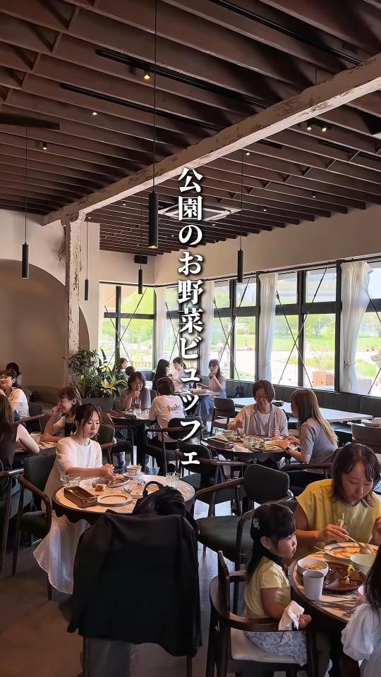 木の梁と大きな窓の店内