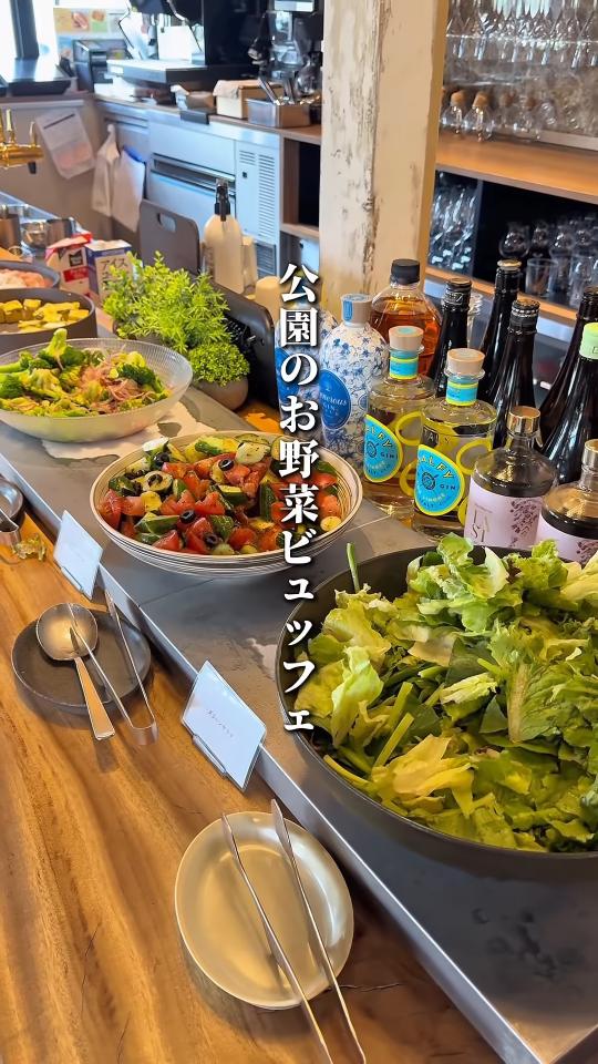 野菜サラダが並ぶビュッフェ台