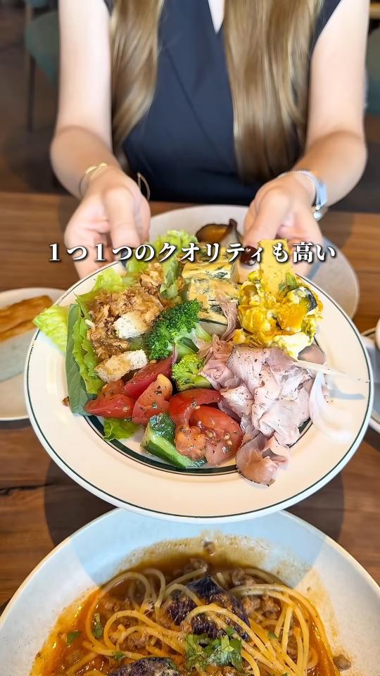サラダを盛った皿