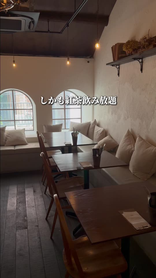 アーチ窓とソファ席のある明るい店内